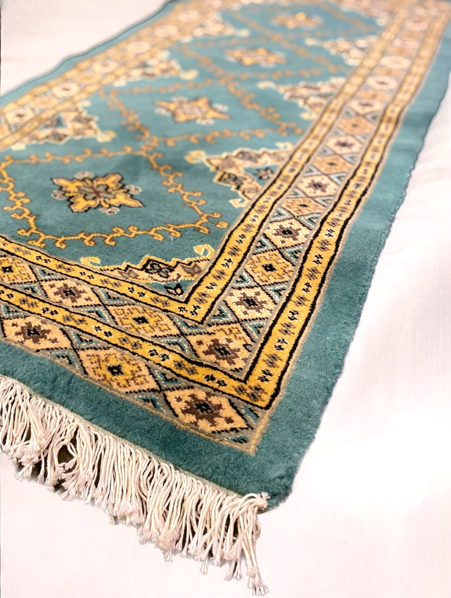 Luxuriöser handgeknüpfter Teppich – auf Bestellung gefertigt