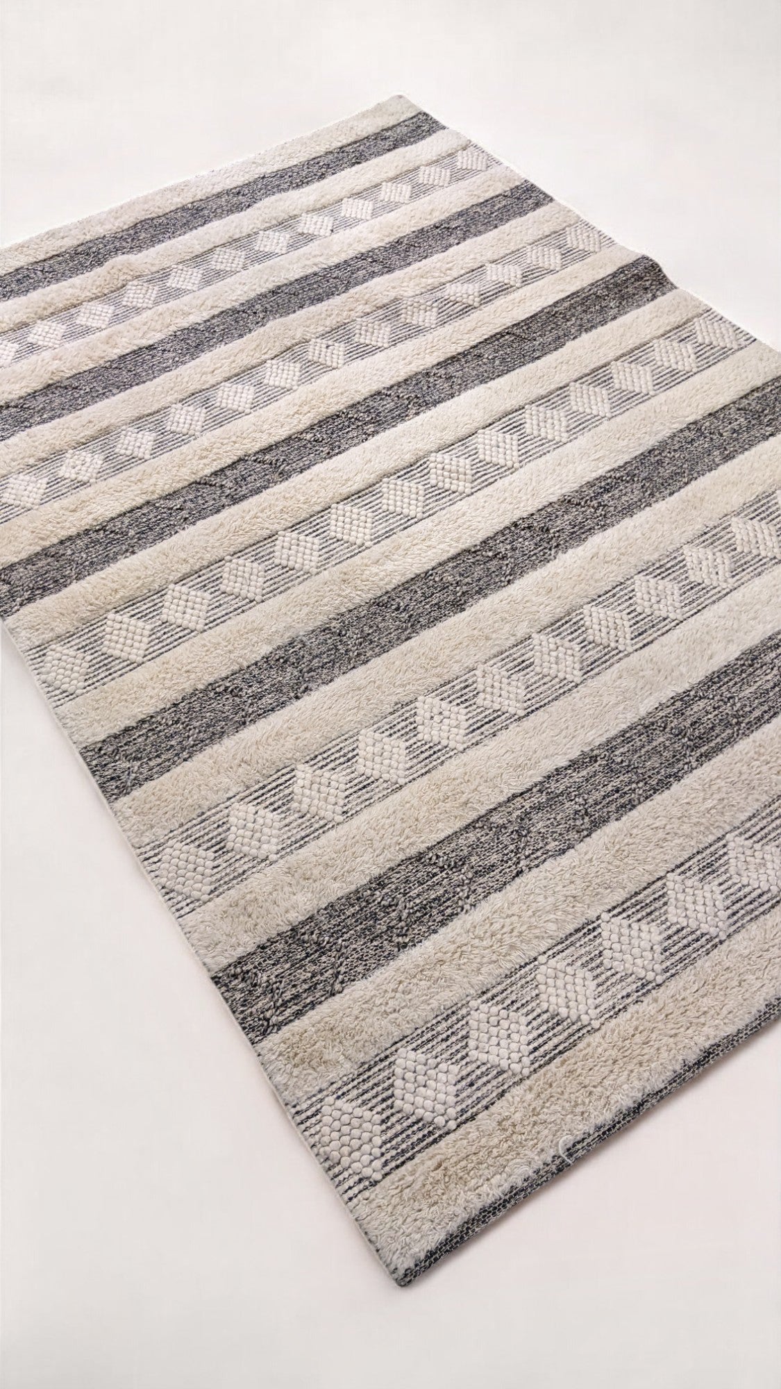 Moroccan Modern Rug - 240 × 162 cm