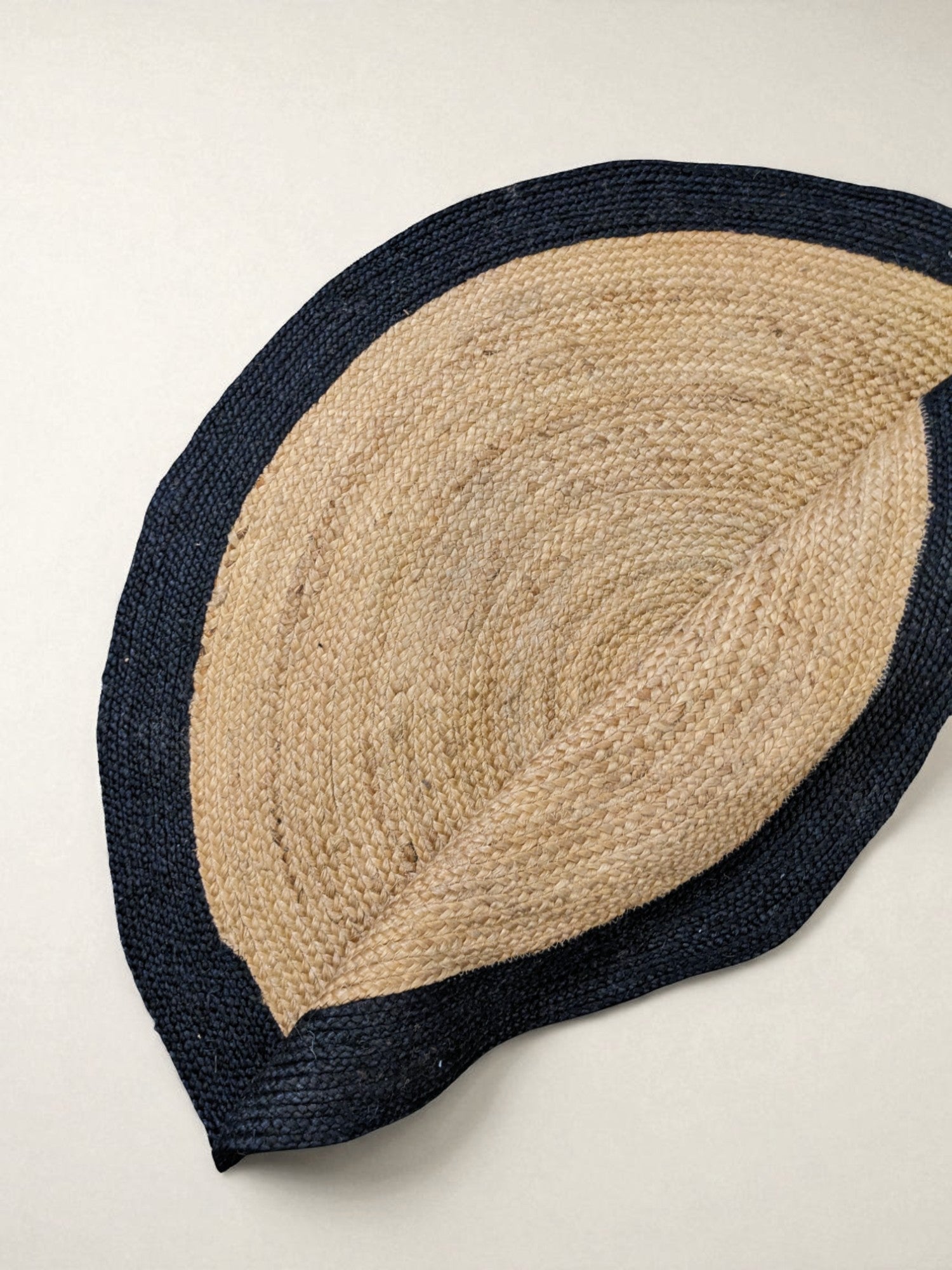 Braided Natural Round Jute Rug  - 122 x 122 cm