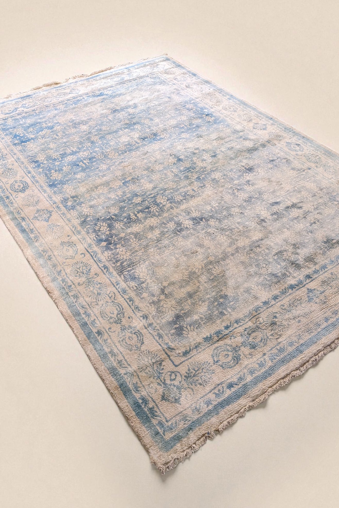 Ovelis Hand Tufted Rug - Size: 274 × 182 cm
